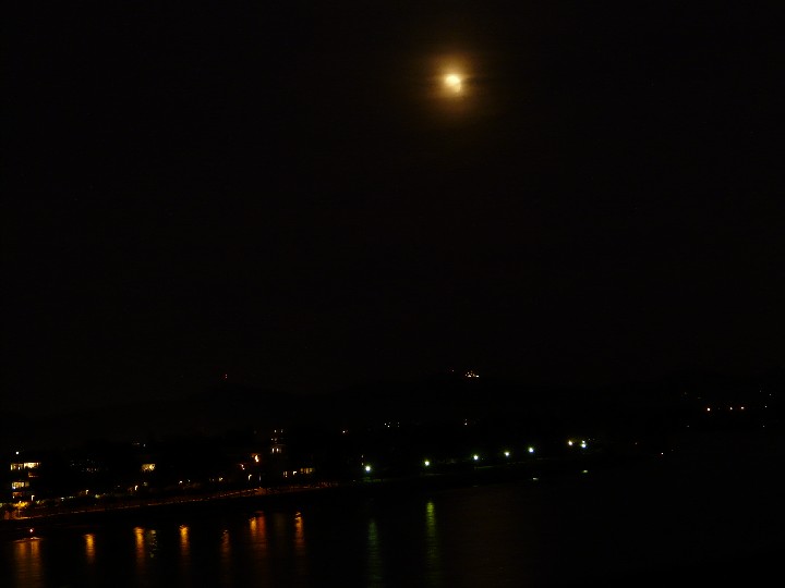 Der bereits deutlich angeknabberte Mond ber Beuel und dem Siebengebirge, aufgenommen um 22.01 MESZ am Alten Zoll
