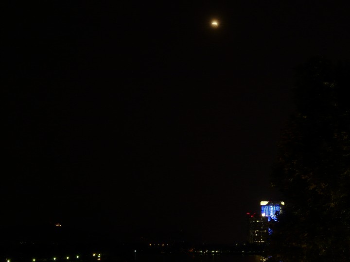 Die Sichel des zu fast 80% verfinsterten Mondes über dem Siebengebirge und dem Post-Tower in Bonn, aufgenommen am 16.08.2008 um 22.57 MESZ
