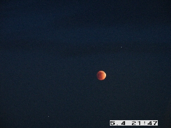 Roter Mond am Dämmerungshimmel