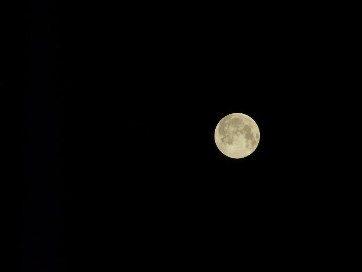 Mond um 02:23 MESZ